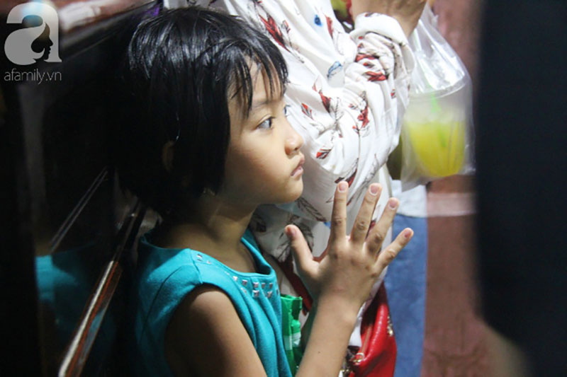 Đội nắng, hàng ngàn người đến chùa Ngọc Hoàng chen nhau khấn vái trong ngày cúng chư tiên